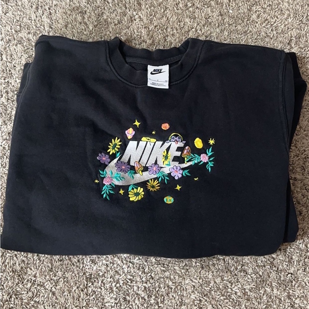 nike floral embroidered crewneck